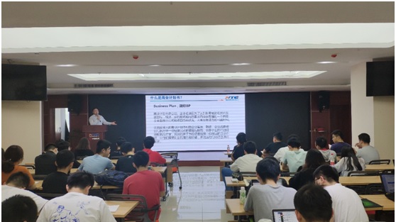 地理信息與計(jì)算機(jī)技術(shù)深度融合，第五屆“互聯(lián)網(wǎng)+”大學(xué)生創(chuàng)業(yè)大賽動(dòng)員會(huì)暨指導(dǎo)報(bào)告會(huì)圓滿召開