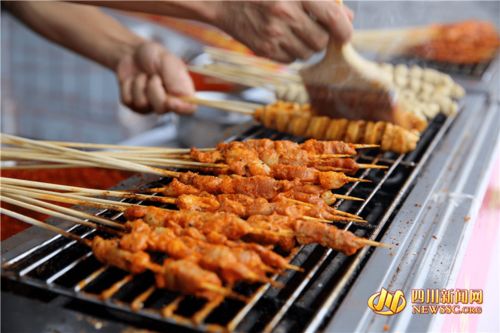 樂(lè)山美食又火了 缽缽雞、麻辣燙、蛋烘糕一站式打卡，農(nóng)副土特產(chǎn)品添彩